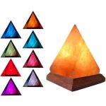 Upplyst Himalaya saltpyramid med träbas, perfekt för inredning och luftrening. Idealisk för en zen och naturlig atmosfär i ditt hem.