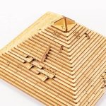 Blockpyramid i trä med exakta mått och vinklar, som illustrerar geometriska och matematiska koncept för utbildning eller vetenskaplig dekoration.