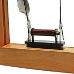 Modell av Leyde-spolefilter med kopparspole, fjäder och trästöd, idealisk för vetenskaplig dekoration eller samling.