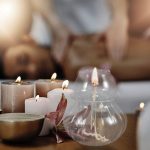 Dekorativa ljus i glas och naturligt vax, varm och lugnande atmosfär, perfekta för inredning eller för att skapa en avslappnande stämning.