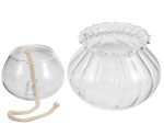 Transparent glasvas med flytande ljus, perfekt för vetenskaplig eller inredningsdekoration.
