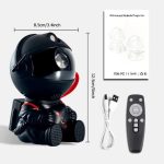 Litet svart rymdskepp i plysch med hjälm, fjärrkontroll och USB-kabel, perfekt för dekoration eller utbildningsleksak för barn som är intresserade av rymden.