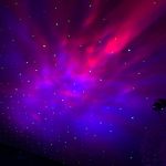 Laserprojektion med färgglad stjärnhimmel och ljuspunkter på taket.