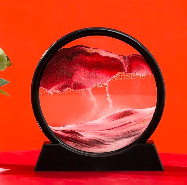 Färgad vätskevortex i en glasram, som skapar en hypnotisk visuell effekt med nyanser av röd, rosa och vit. Perfekt för modern vetenskaplig inredning.