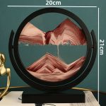 Hänge i naturlig sten med geologiskt mönster, monterat i en svart cirkelram, med en diameter på 20 cm och en höjd på 21 cm, idealisk för inredning eller som unik smycke.