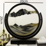 Väggpanel i resin som föreställer ett bergslandskap i en svart cirkelram, idealisk för modern och elegant inredning.