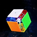 Elektronisk Rubiks kub med färgglada bitar och inbyggda kretsar.