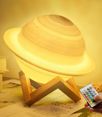 Saturnus i trä med LED-belysning, original och lysande vetenskaplig dekoration för astronomientusiaster.