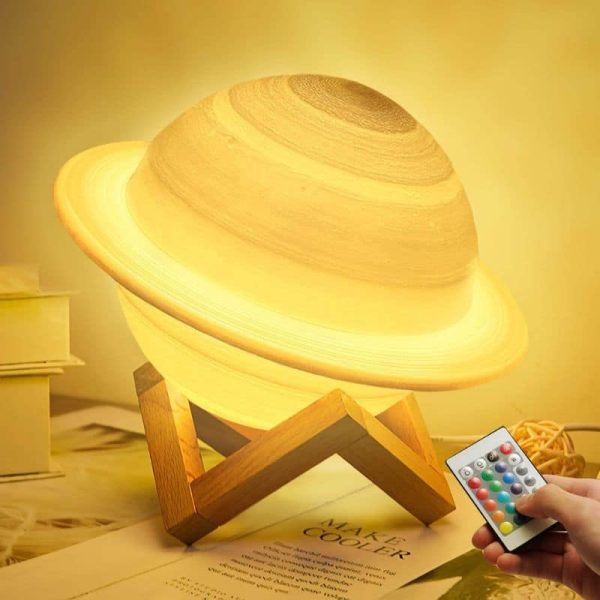 Saturnus i trä med LED-belysning, original och lysande vetenskaplig dekoration för astronomientusiaster.