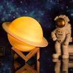 Saturnuslampa med astronautfigur, rymnatmosfär, idealisk för vetenskaplig och pedagogisk inredning.