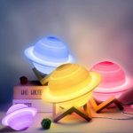 Multifärgad LED Saturnuslampa, idealisk för inredning, lekfull och pedagogisk atmosfär, perfekt för vetenskaps- och astronomientusiaster.