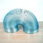 Blå spiralformad metallhänge, modern vetenskaplig design, originaldekoration för inredning eller kontor.