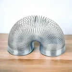 Vetenskapligt objekt i metall, innovativ design, modern dekoration.