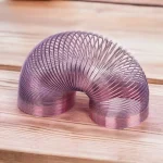 Rosa spiralformad rostfri stålrör, dekorativ och vetenskaplig för hemmet eller kontoret.