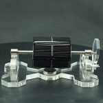 Mini solpanel i akryl med transparent stöd, som illustrerar en liten fotovoltaisk cell för förnybar energi.