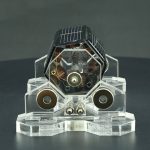 Mini solpanel med elektroniska komponenter, utställd på en transparent akrylbas.