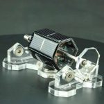 Mini solpanel med transparent akrylställ, som illustrerar en liten solcell för utbildnings- eller dekorativa tillämpningar.