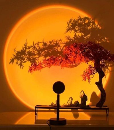 Dekorativ japansk bonsai med LED-belysning, varm och zen-lik atmosfär. Perfekt för inredning eller som samlarobjekt.