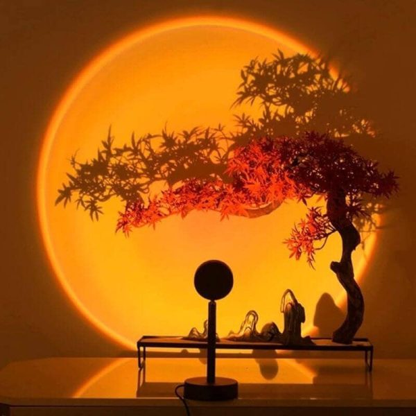 Dekorativ japansk bonsai med LED-belysning, varm och zen-lik atmosfär. Perfekt för inredning eller som samlarobjekt.