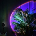 Balkong med tropisk växt och lila neonskyltsbelysning, modern och färgglad atmosfär.