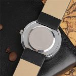 Vetenskaplig klocka med beige och svart armband, hölje i rostfritt stål, ren design, idealisk för vetenskaplig dekoration eller innovativa modeaccessoarer.
