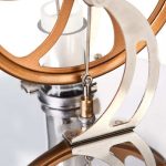 Klocka med pekare med exakt mekanism och elegant design.