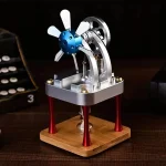 Miniatyr ångmotor med kugghjul, vetenskaplig mekanisk demonstration, dekorativt pedagogiskt objekt.