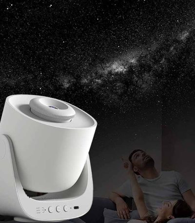 Astronomisk sikte som pekar mot en stjärnklar himmel, perfekt för stjärnskådning och vetenskap. Idealisk för astronomientusiaster och vetenskaplig dekoration.