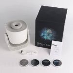 Galaxy Lite-enhet med låda, USB-kabel och fyra astronomiska skivor, perfekt för att lära sig om astronomi och upptäcka universum för barn.