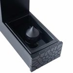 Vetenskaplig enhet med svart diffraktionskon i ett svart plastfodral med hexagonalt mönster.