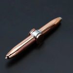 Rosa guld metallpenna med silverklämma, elegant och modern, placerad på en svart bakgrund. Perfekt för vetenskaplig dekoration eller som sofistikerad kontorsaccessoar.