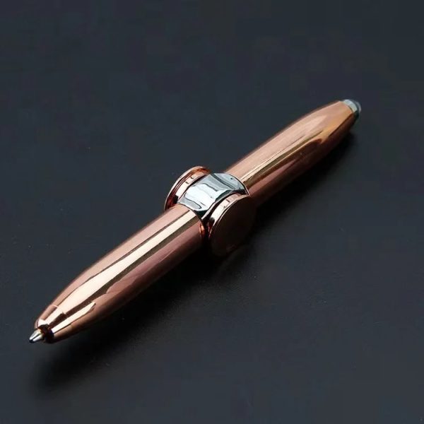 Rosa guld metallpenna med silverklämma, elegant och modern, placerad på en svart bakgrund. Perfekt för vetenskaplig dekoration eller som sofistikerad kontorsaccessoar.