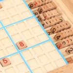 Utbildningsbrädspel med numrerade träbitar för att lära sig siffror och matematik på ett lekfullt sätt.