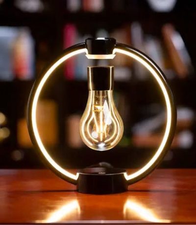 Dekorativ LED-lampa hängande i en ljus cirkel, idealisk för vetenskaplig eller modern inredning. Varmt ljus och en varm atmosfär för ett originellt hem.
