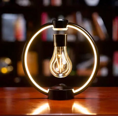 Dekorativ LED-lampa hängande i en ljus cirkel, idealisk för vetenskaplig eller modern inredning. Varmt ljus och en varm atmosfär för ett originellt hem.
