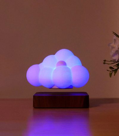 LED-molnlampa med mjukt och föränderliga ljus, idealisk för inredning eller barnrum.