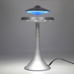 Modern skrivbordslampa inspirerad av ett vetenskapligt objekt med lugnande blått ljus och elegant design. Perfekt för en arbetsplats eller innovativ inredning.