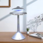 UFO-lampa i vetenskaplig stil, modern design för inredning, idealisk för en futuristisk och innovativ look i ditt hem eller arbetsutrymme.
