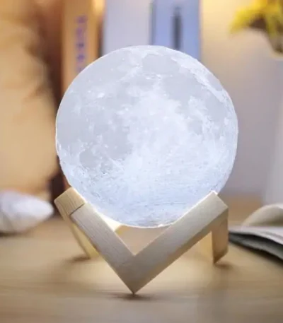 3D-månlampa med trästöd, modern vetenskaplig inredning.