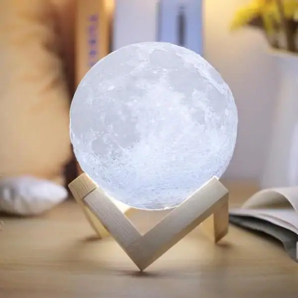 3D-månlampa med trästöd, modern vetenskaplig inredning.