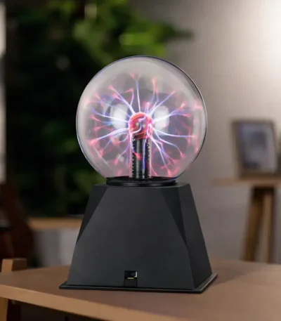 Plasma-kula med ljusblixtar, perfekt för vetenskaplig och pedagogisk dekoration. Idealisk för ett kontor eller klassrum, ger en modern och lärorik touch.