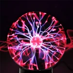 Plasma-kula med röda och blå ljuseffekter, som illustrerar ett fascinerande elektriskt fenomen i mörkret.