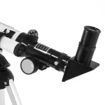 Svart astronomiskt teleskop med tillbehör för att observera stjärnor och planeter. Perfekt för vetenskaps- och astronomientusiaster.