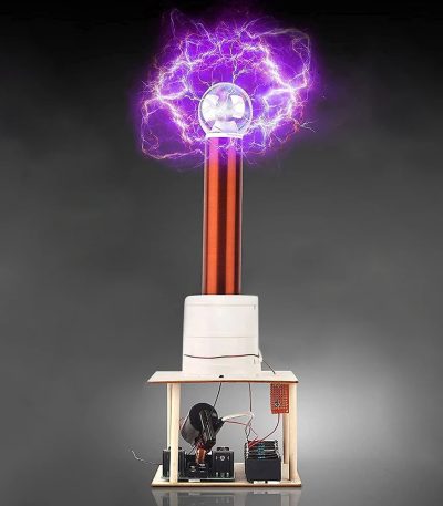 Lila plasmaurladdning genererad av en Tesla-spole, som illustrerar hög spänning och statisk elektricitet i ett vetenskapligt experiment.