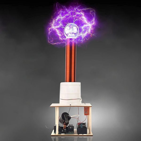 Lila plasmaurladdning genererad av en Tesla-spole, som illustrerar hög spänning och statisk elektricitet i ett vetenskapligt experiment.