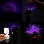 Illustration av elektriska urladdningar och plasma med en plasmaboll och en elektrisk glödlampa i en mörk miljö, som framhäver ljusfenomen.