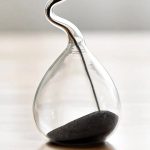 Pipett i glas med svart sand, används för vetenskapliga experiment eller som dekoration i vetenskaplig stil.