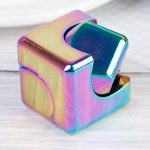 Holografisk plastpenna med irisserande reflektioner, modern och originaldesign, idealisk för kontorsdekoration eller som en ovanlig present.