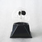 Newtons pendel, klassisk vetenskaplig experiment, som illustrerar energins bevarande och kraftöverföring genom rörliga sfärer.