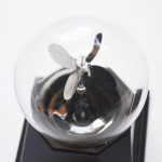 Elektriskt chip med mini-propeller i en glasampull, som illustrerar ett dekorativt vetenskapligt objekt.